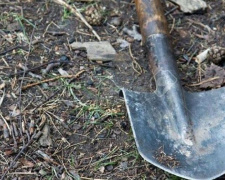 Мариуполец едва не убил собутыльника черенком от лопаты