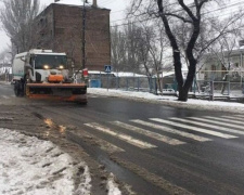 Тротуары в Мариуполе очищали всю ночь. Использовано более 318 тонн специальной смеси (ФОТО)