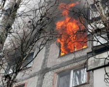 Пожар в мариупольской пятиэтажке: из квартиры вынесли 88-летнюю женщину