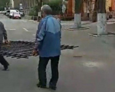 В Мариуполе исчезает ограждение вокруг Центрального отдела полиции (ФОТО)