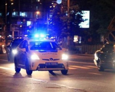 В Мариуполе полиция помешала ночному рандеву в авто с громкой музыкой и алкоголем