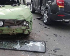 От удара вылетело лобовое стекло: в Мариуполе две легковушки попали в аварию