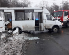 Стали известны подробности ДТП в Мариуполе, в котором перевернулась маршрутка (ФОТО)