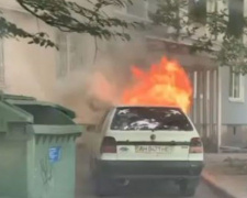 В мариупольском дворе сгорел автомобиль