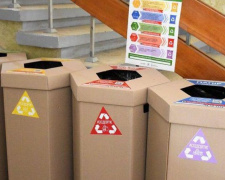 В мариупольском университете появились баки для раздельного сбора мусора (ФОТО)