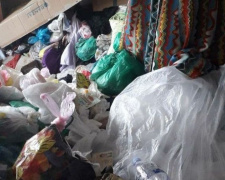 Квартира-свалка: пожилая мариупольчанка завалила мусором свое жилье