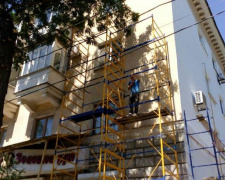 В центре Мариуполя начался ремонт зданий-«бомбардировщиков» (ФОТО)
