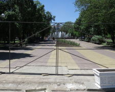 Центр Мариуполя обнесли забором, обещают вход только по пропускам (ФОТОФАКТ)