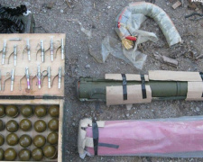 Гранатометы, ящик гранат и тысячи патронов прятали в обычном гараже в Мариуполе (ФОТО)
