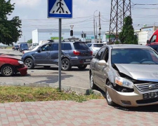 В Мариуполе в ДТП перевернулся автомобиль: есть пострадавшие (ФОТО)