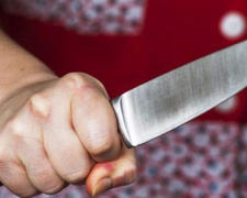 В Мариуполе женщина ударила ножом мужа, а мужчина – угрожал взрывом