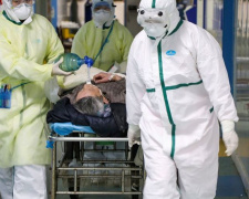 Пятерых украинцев проверяют на коронавирус. С начала эпидемии умерли уже 1018 человек