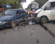 В Мариуполе столкнулись микроавтобус и легковушка. На месте работали три скорые (ФОТО)