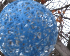 Гигантские шары украсили главный проспект Мариуполя (ФОТОФАКТ)