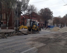 В Мариуполе продолжили ремонт дороги на проспекте Мира. Закончить работу хотят до ноября (ФОТО)