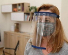 В Украине учителям придётся вести уроки в защитном щитке?