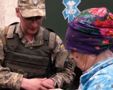 Украинские военные на Донбассе раздают жителям еду, одежду и игрушки (ФОТО+ВИДЕО)