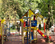 В Мариуполе на детских площадках ранили из пистолета подростка и избили женщину