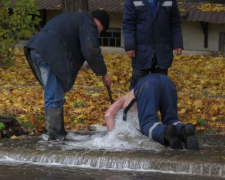 Мариуполец разделся на улице в экстремальных условиях, чтобы победить фонтан (ФОТО+ВИДЕО)