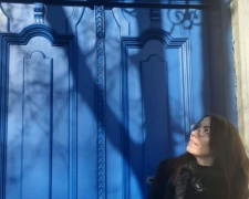 В Мариуполе старинные двери декорируют под фотозону ко Дню влюбленных