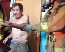 В Мариуполе во время пожара спасли мужчину (ФОТО)