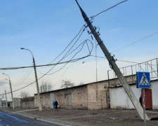 В Мариуполе из-за аварии на коллекторе накренилась электроопора. Движение трамваев было приостановлено
