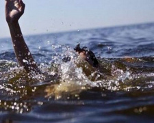 На мариупольском пляже спасатели помогли тонущей женщине «подшофе»