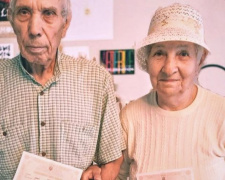В Мариуполе расписалась пара спустя 60 лет совместной жизни и рождения детей с внуками