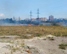 На окраине Мариуполя полыхает пожар. Огонь подбирается к гипермаркету