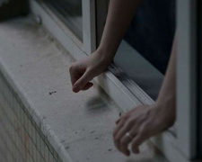В Мариуполе 40-летний мужчина хотел выпрыгнуть с шестого этажа (ВИДЕО)