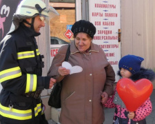 Мариупольские спасатели поздравили горожан валентинками (ФОТО)