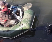 Телефоны с гаджетами и шины находят мариупольские спасатели в реке