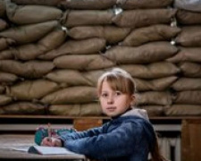 В Донбассе боевики обстреляли школу: детей эвакуировали в бомбоубежище