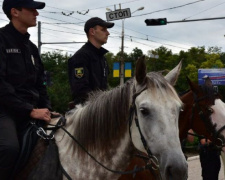 На лошадях, велосипедах и машинах: для защиты мариупольцев вышли усиленные патрули (ФОТО)