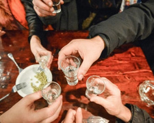 Фальшивые вывески и алкоголь через окошко: мариупольские «наливайки» адаптировались к карантину