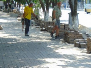 В центре Мариуполя пешеходный тротуар превращают в парковку (ФОТО)