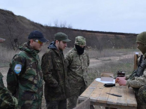 Мариупольцы, вступившие в отряд самообороны, учатся стрелять и подрывать (ФОТО)     