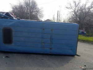 В Мариуполе Daewoo Lanos скрылся, перевернув автобус в ДТП (ФОТО)