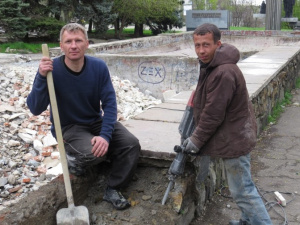 В Мариуполе у выкупленного церковью кинотеатра «Комсомолец» закопают фонтаны (ФОТО)