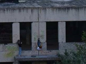 Дети Мариуполя показывают смертельные трюки на высоте заброшенной стройки (ФОТО+ВИДЕО)