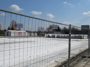 Мариупольский каток отказался таять. Льду понравилось в центре города (ФОТОФАКТ)