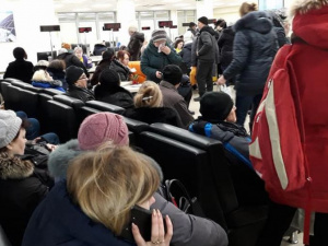 «Как на вокзале, негде ступить»: в сети показали очереди в мариупольский ЦОК «Донецкоблэнерго» (ФОТОФАКТ)