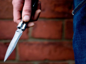 Мариуполец, угрожая ножом, отобрал у женщины спиннер (ФОТО)