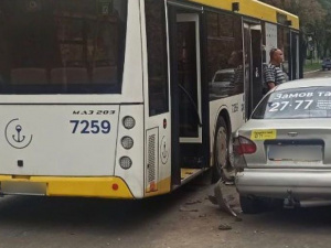 В Мариуполе столкнулись коммунальный автобус и такси
