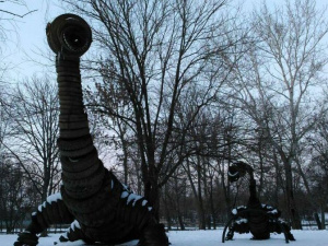«Веселку» в Мариуполе избавили от Гулливера и улитки – гигантские динозавры также исчезнут (ФОТО)