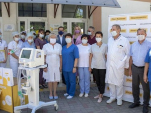 Фонд Рината Ахметова передал в Мариуполь еще два аппарата ИВЛ и одежду для медиков