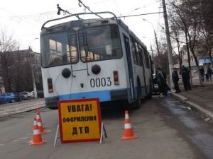 В Мариуполе троллейбус столкнулся c полицейским автомобилем (ФОТО)