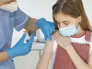 В Мариуполе от коронавируса вакцинируются школьники