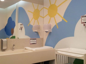 В общественных местах Мариуполя предлагают оборудовать комнаты матери и ребенка