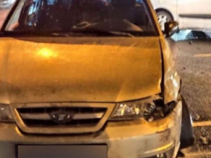 На оживленном перекрестке в Мариуполе столкнулись минивэн и седан